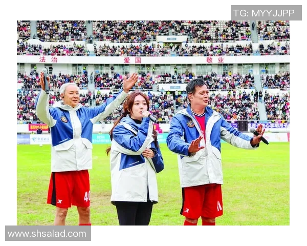 足球明星与足球亲密合影展现激情与梦想的瞬间